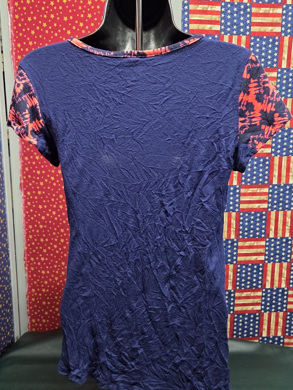 **Discreet Navy and Coral Short-Sleeve Patterned Pocket Tee** - Picture 4 of 6